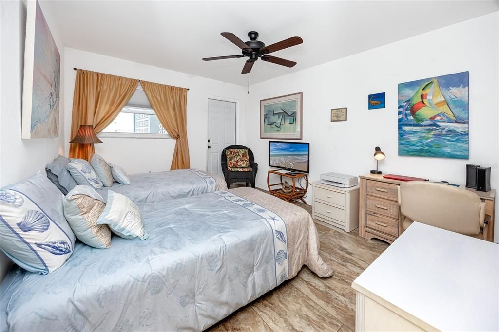 For Sale: $199,000 (2 beds, 2 baths, 1160 Square Feet)