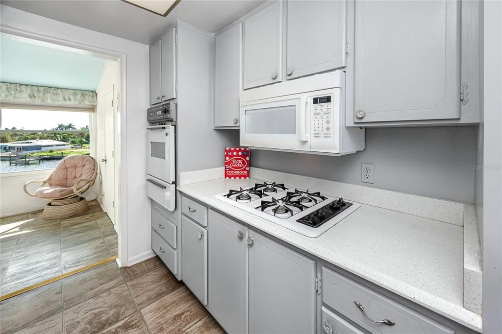 For Sale: $199,000 (2 beds, 2 baths, 1160 Square Feet)