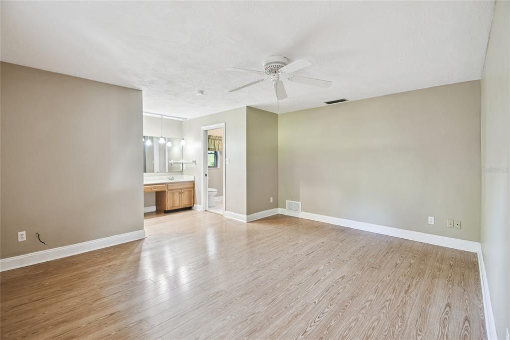 Active With Contract: $400,000 (3 beds, 2 baths, 2069 Square Feet)