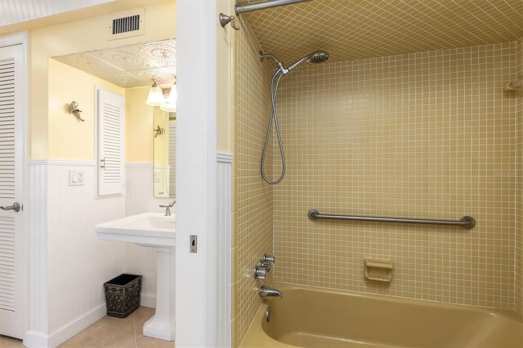 For Sale: $365,000 (2 beds, 2 baths, 1741 Square Feet)