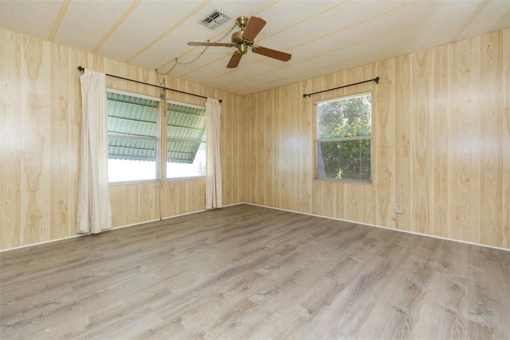 合同活跃: $119,900 (2 贝兹, 2 浴室, 1008 平方英尺)