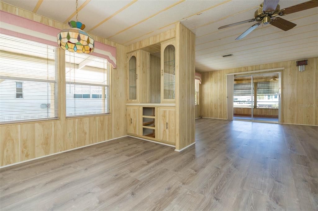 合同活跃: $119,900 (2 贝兹, 2 浴室, 1008 平方英尺)