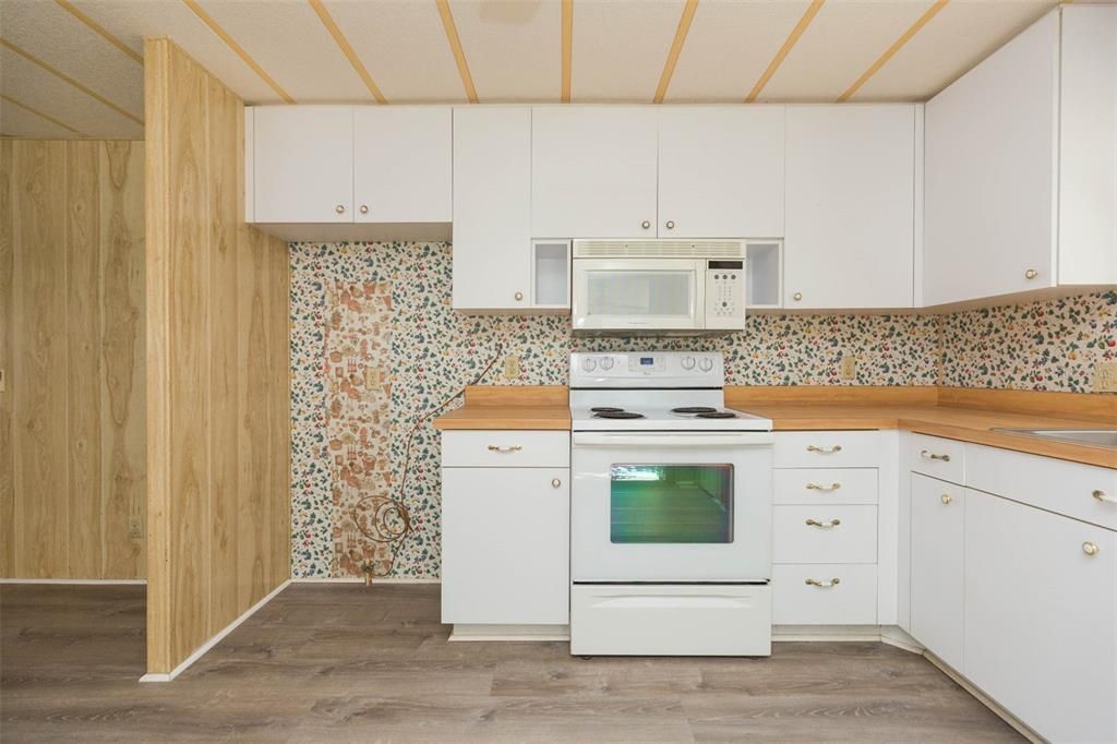 合同活跃: $119,900 (2 贝兹, 2 浴室, 1008 平方英尺)