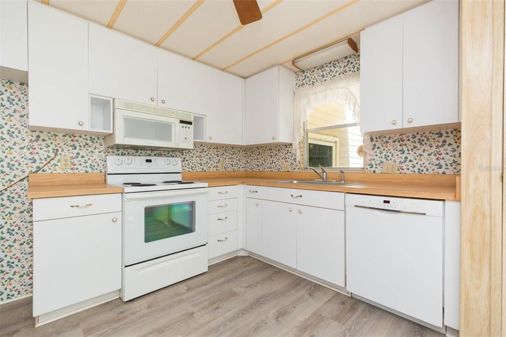 合同活跃: $119,900 (2 贝兹, 2 浴室, 1008 平方英尺)