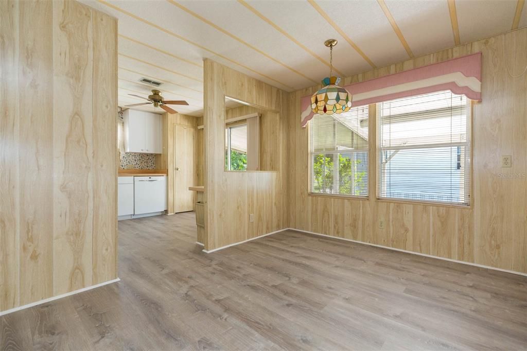 合同活跃: $119,900 (2 贝兹, 2 浴室, 1008 平方英尺)