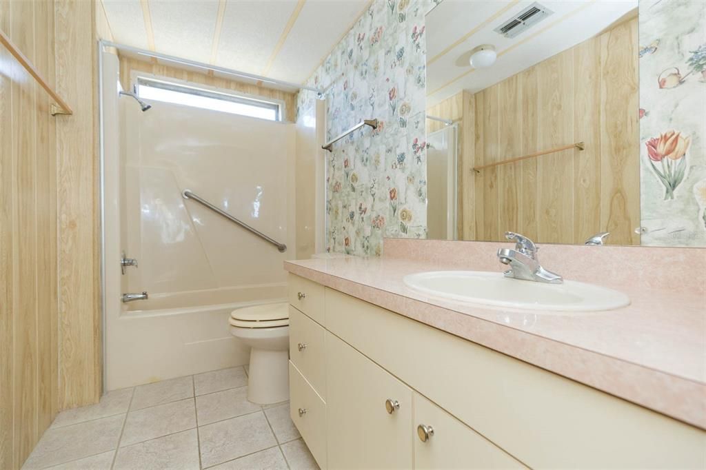 合同活跃: $119,900 (2 贝兹, 2 浴室, 1008 平方英尺)