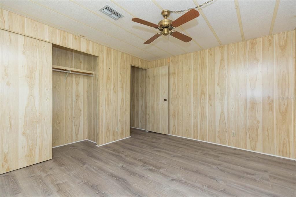 合同活跃: $119,900 (2 贝兹, 2 浴室, 1008 平方英尺)