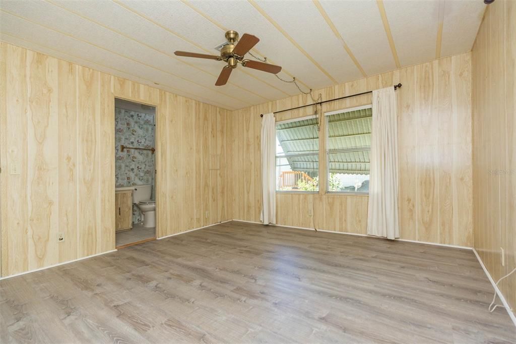 合同活跃: $119,900 (2 贝兹, 2 浴室, 1008 平方英尺)