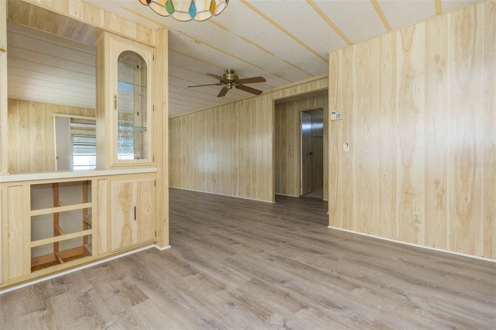 合同活跃: $119,900 (2 贝兹, 2 浴室, 1008 平方英尺)