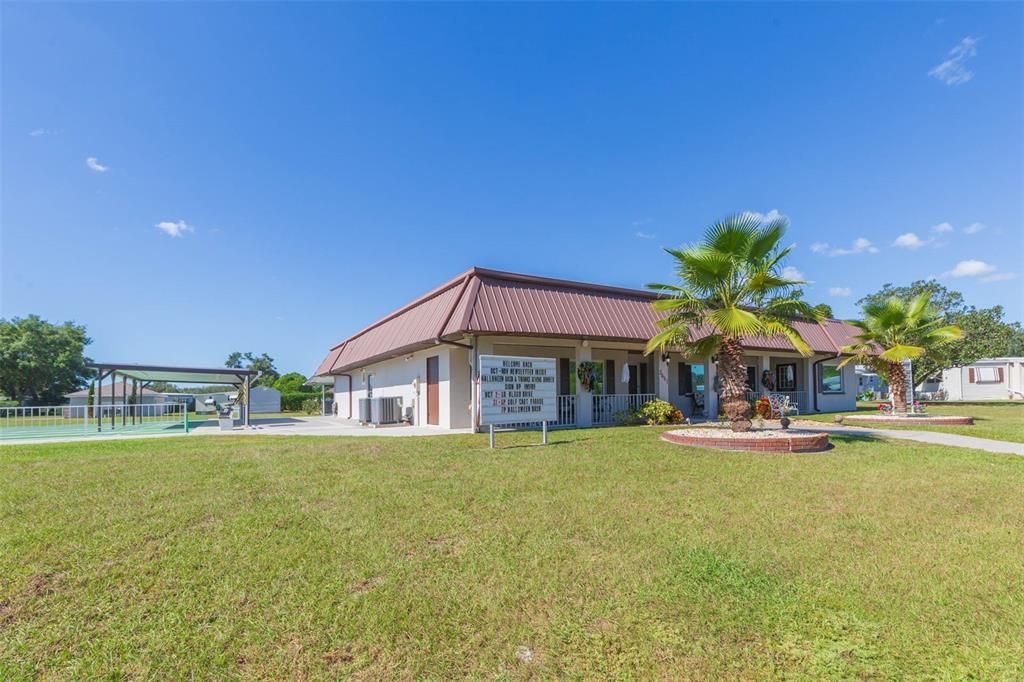 合同活跃: $119,900 (2 贝兹, 2 浴室, 1008 平方英尺)