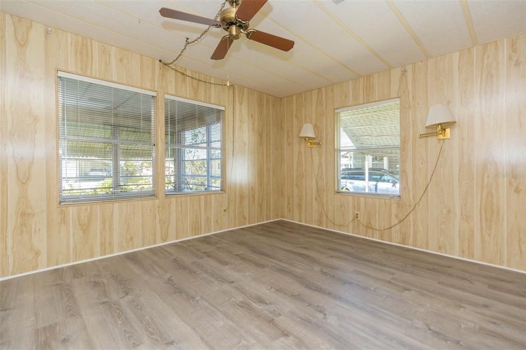 合同活跃: $119,900 (2 贝兹, 2 浴室, 1008 平方英尺)