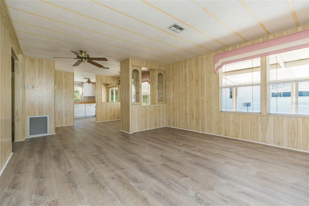 合同活跃: $119,900 (2 贝兹, 2 浴室, 1008 平方英尺)