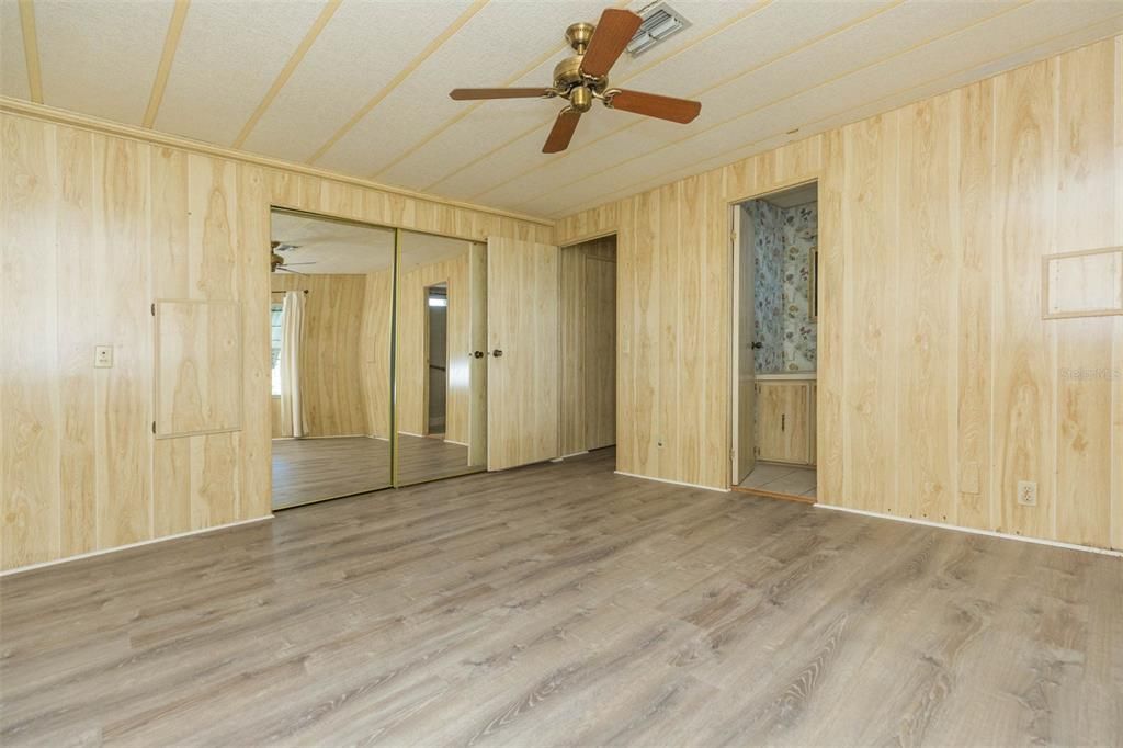 合同活跃: $119,900 (2 贝兹, 2 浴室, 1008 平方英尺)