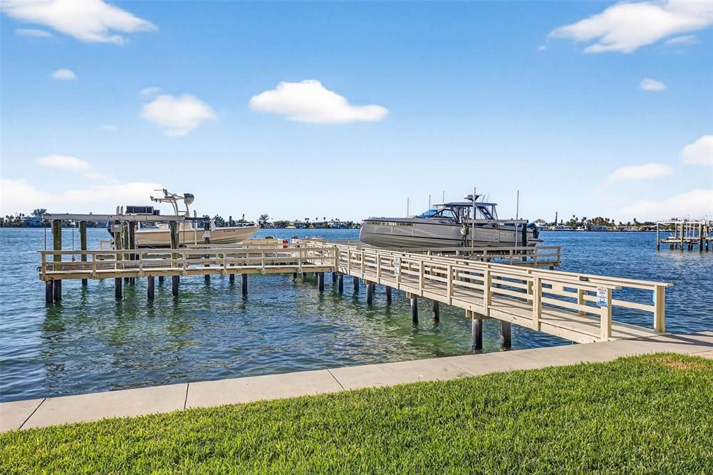 合同活跃: $1,875,000 (3 贝兹, 3 浴室, 2098 平方英尺)