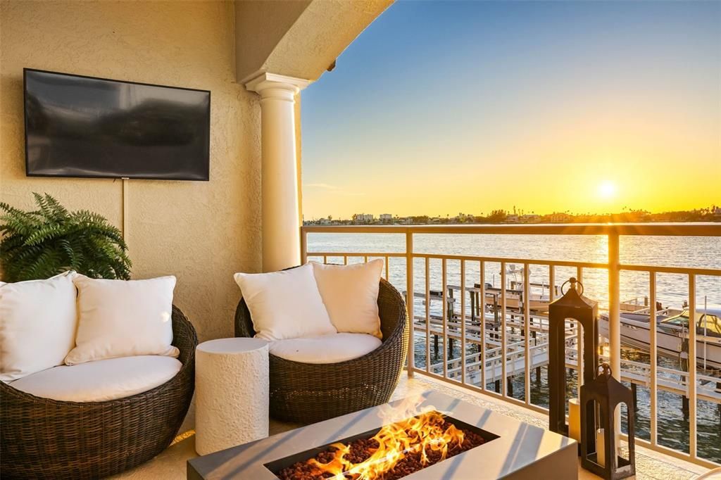 合同活跃: $1,875,000 (3 贝兹, 3 浴室, 2098 平方英尺)