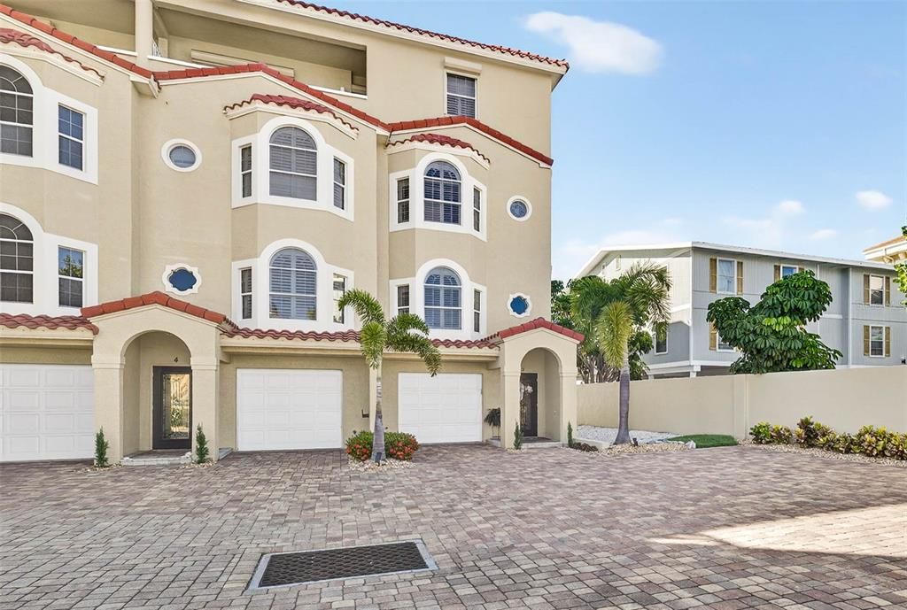 合同活跃: $1,875,000 (3 贝兹, 3 浴室, 2098 平方英尺)