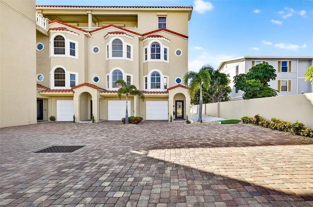 合同活跃: $1,875,000 (3 贝兹, 3 浴室, 2098 平方英尺)