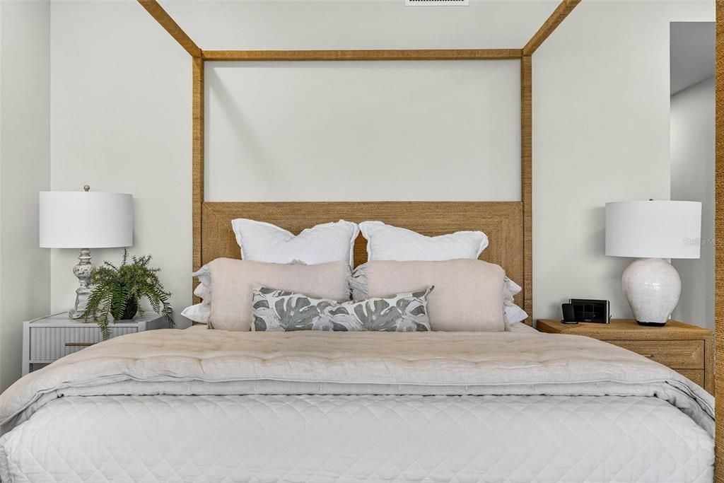 合同活跃: $1,875,000 (3 贝兹, 3 浴室, 2098 平方英尺)