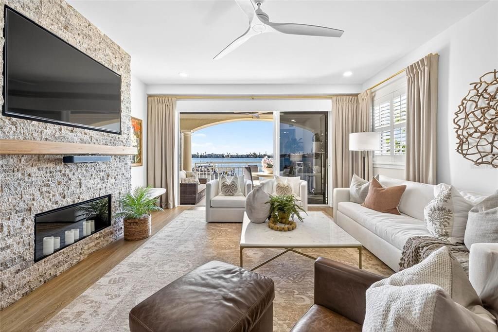 合同活跃: $1,875,000 (3 贝兹, 3 浴室, 2098 平方英尺)