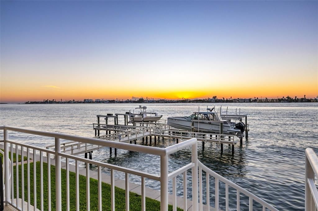 合同活跃: $1,875,000 (3 贝兹, 3 浴室, 2098 平方英尺)