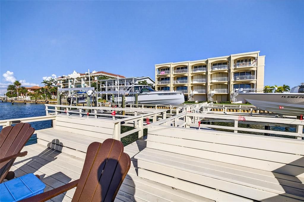 合同活跃: $1,875,000 (3 贝兹, 3 浴室, 2098 平方英尺)