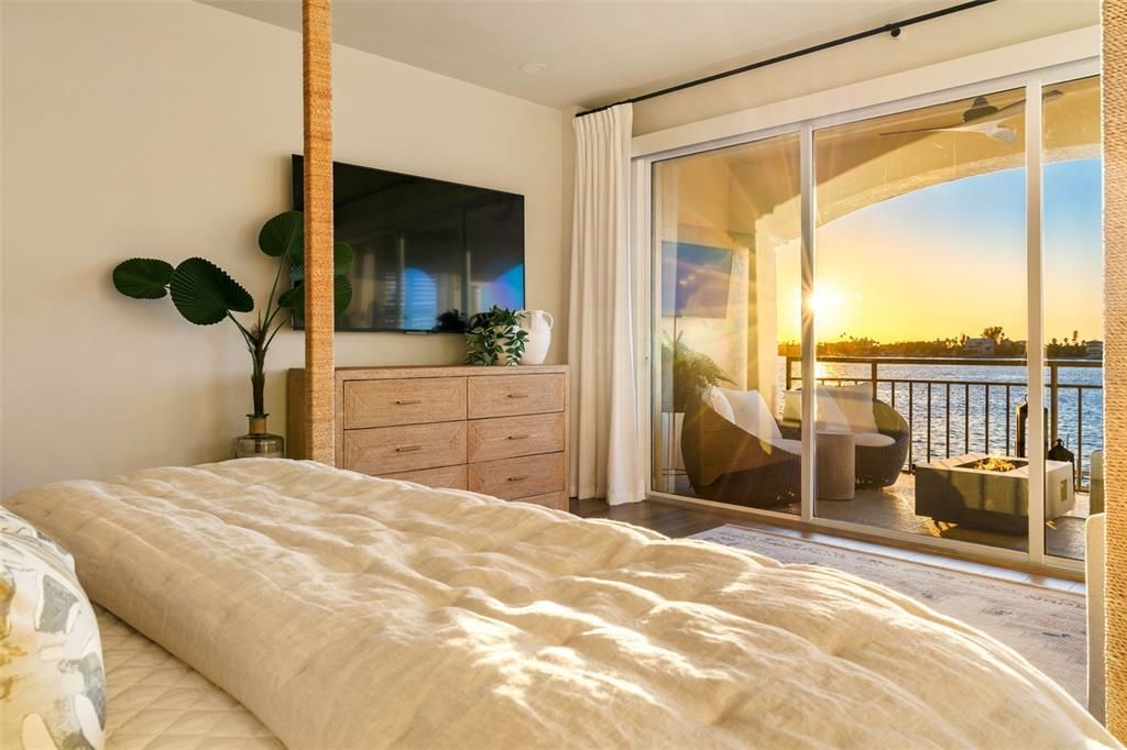 合同活跃: $1,875,000 (3 贝兹, 3 浴室, 2098 平方英尺)