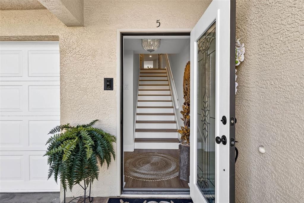 合同活跃: $1,875,000 (3 贝兹, 3 浴室, 2098 平方英尺)