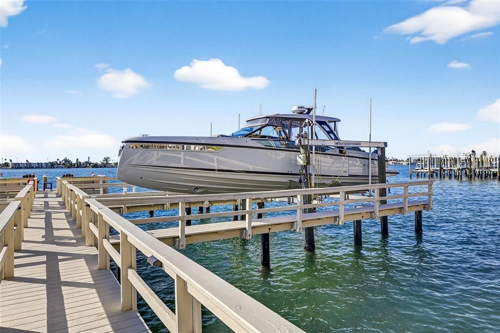 合同活跃: $1,875,000 (3 贝兹, 3 浴室, 2098 平方英尺)