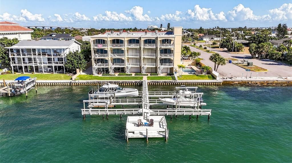 合同活跃: $1,875,000 (3 贝兹, 3 浴室, 2098 平方英尺)