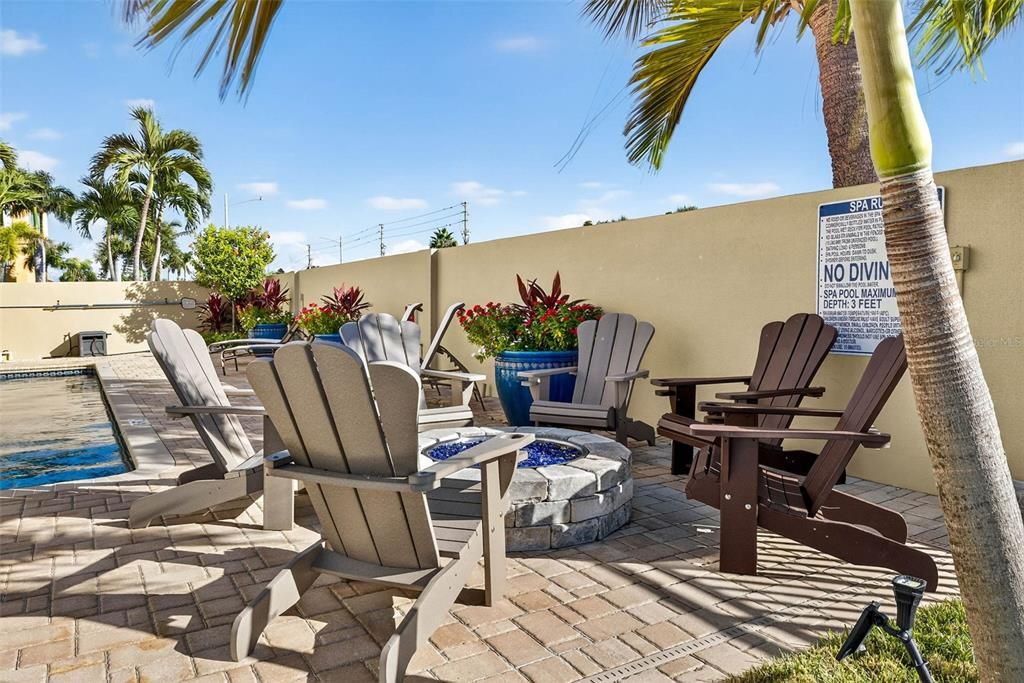 合同活跃: $1,875,000 (3 贝兹, 3 浴室, 2098 平方英尺)