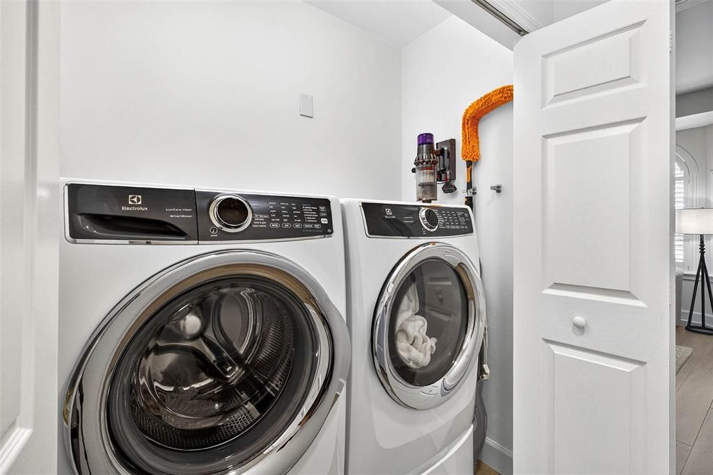 合同活跃: $1,875,000 (3 贝兹, 3 浴室, 2098 平方英尺)