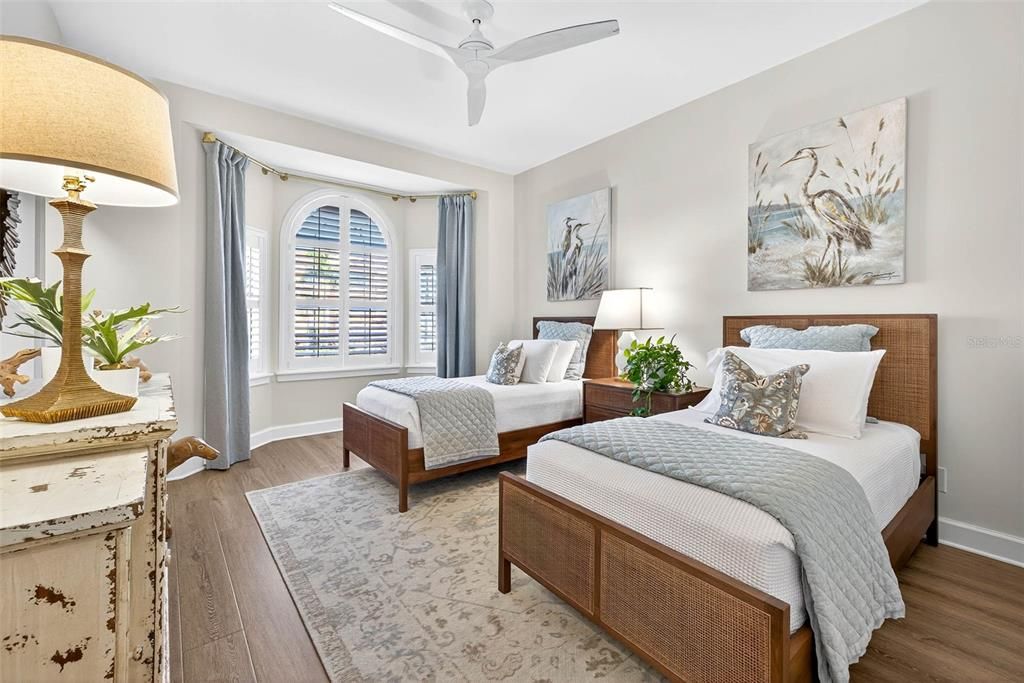 合同活跃: $1,875,000 (3 贝兹, 3 浴室, 2098 平方英尺)