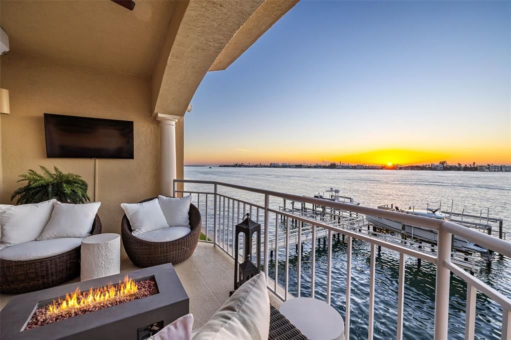 合同活跃: $1,875,000 (3 贝兹, 3 浴室, 2098 平方英尺)