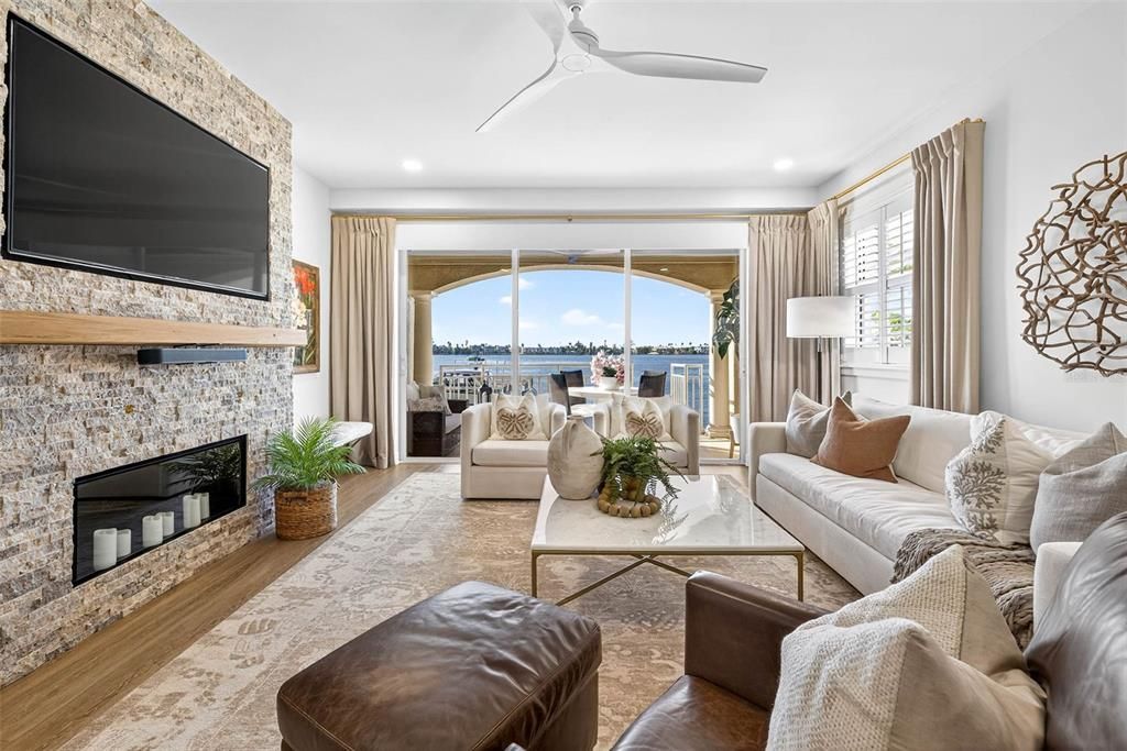 合同活跃: $1,875,000 (3 贝兹, 3 浴室, 2098 平方英尺)