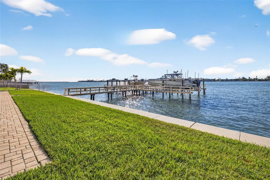 合同活跃: $1,875,000 (3 贝兹, 3 浴室, 2098 平方英尺)