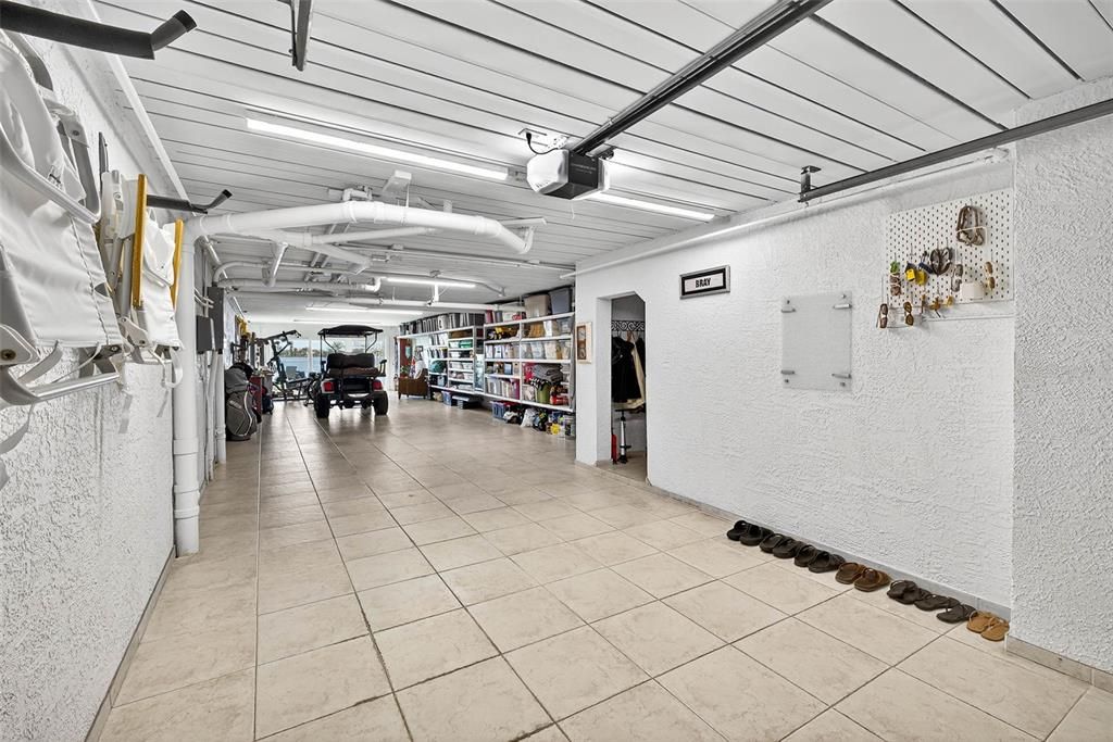 合同活跃: $1,875,000 (3 贝兹, 3 浴室, 2098 平方英尺)