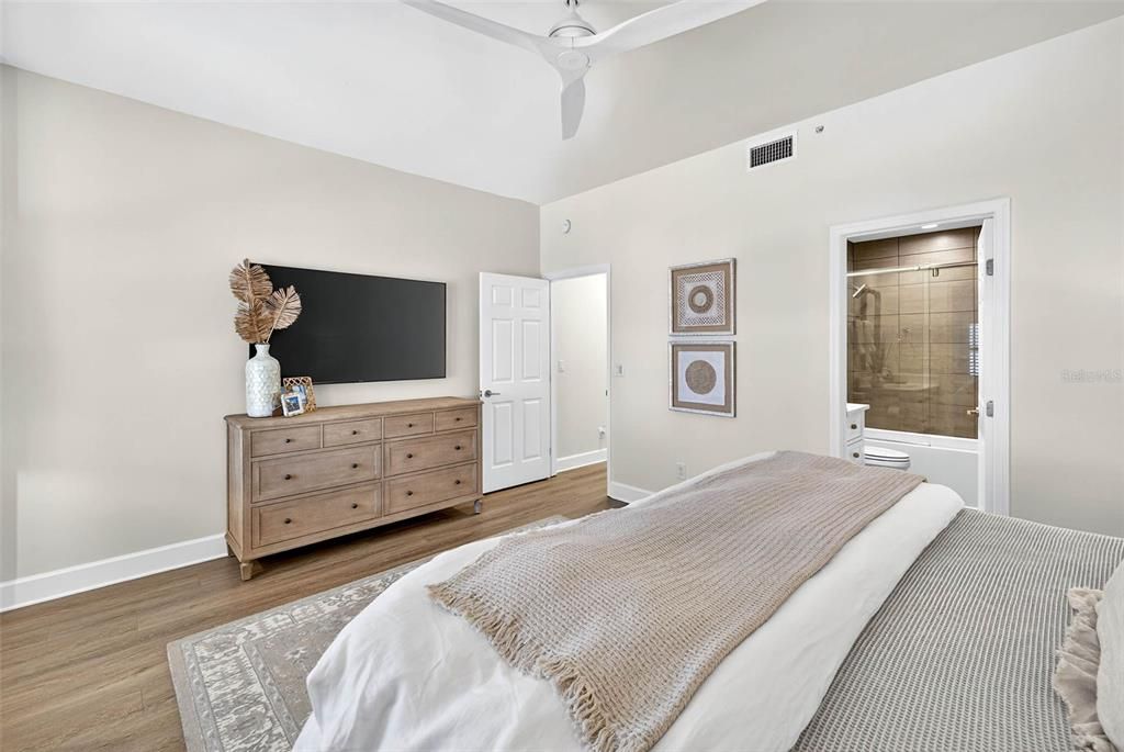 合同活跃: $1,875,000 (3 贝兹, 3 浴室, 2098 平方英尺)