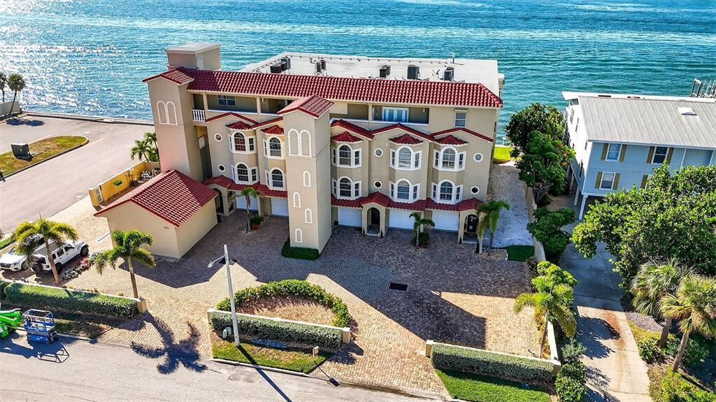 合同活跃: $1,875,000 (3 贝兹, 3 浴室, 2098 平方英尺)