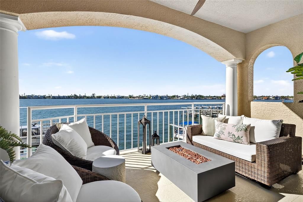 合同活跃: $1,875,000 (3 贝兹, 3 浴室, 2098 平方英尺)