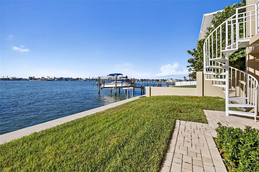 合同活跃: $1,875,000 (3 贝兹, 3 浴室, 2098 平方英尺)