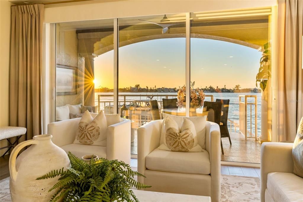 合同活跃: $1,875,000 (3 贝兹, 3 浴室, 2098 平方英尺)