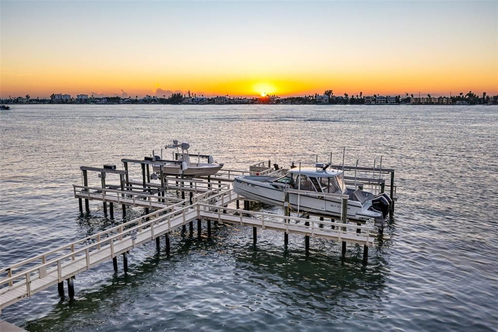 合同活跃: $1,875,000 (3 贝兹, 3 浴室, 2098 平方英尺)