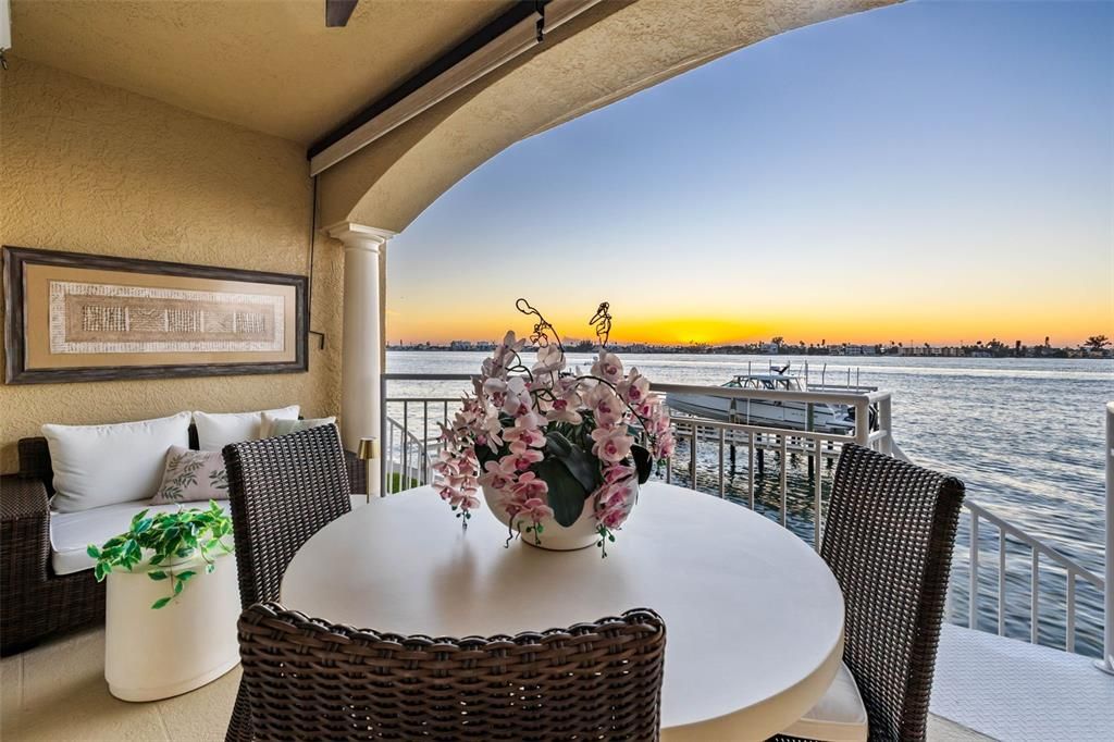 合同活跃: $1,875,000 (3 贝兹, 3 浴室, 2098 平方英尺)