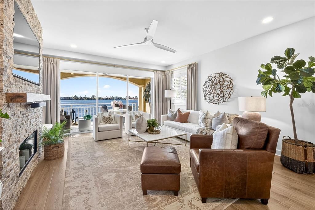 合同活跃: $1,875,000 (3 贝兹, 3 浴室, 2098 平方英尺)