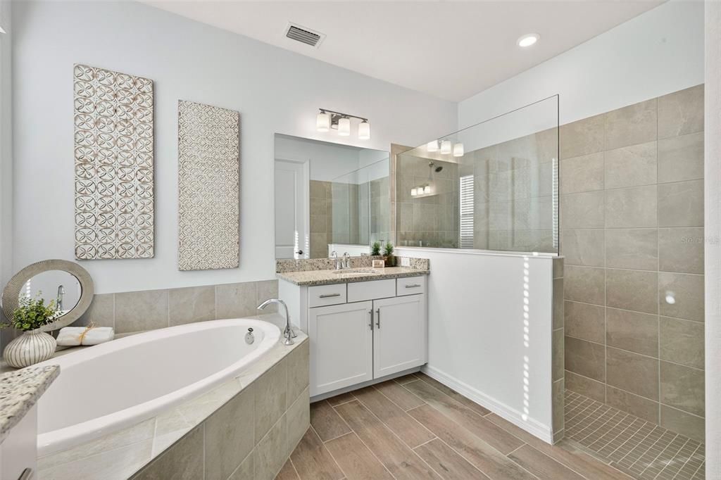 For Sale: $539,900 (2 beds, 2 baths, 1948 Square Feet)