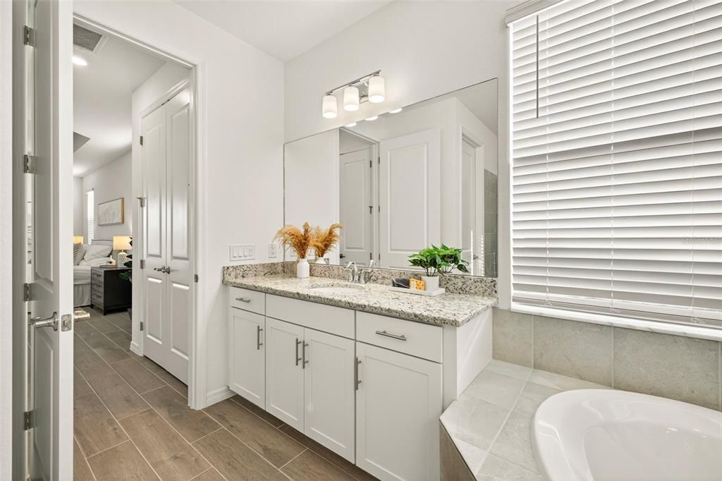 For Sale: $539,900 (2 beds, 2 baths, 1948 Square Feet)