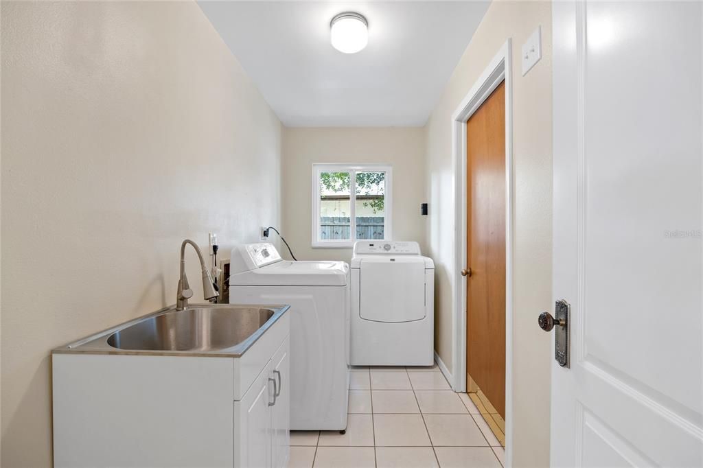 For Sale: $554,900 (4 beds, 2 baths, 1971 Square Feet)