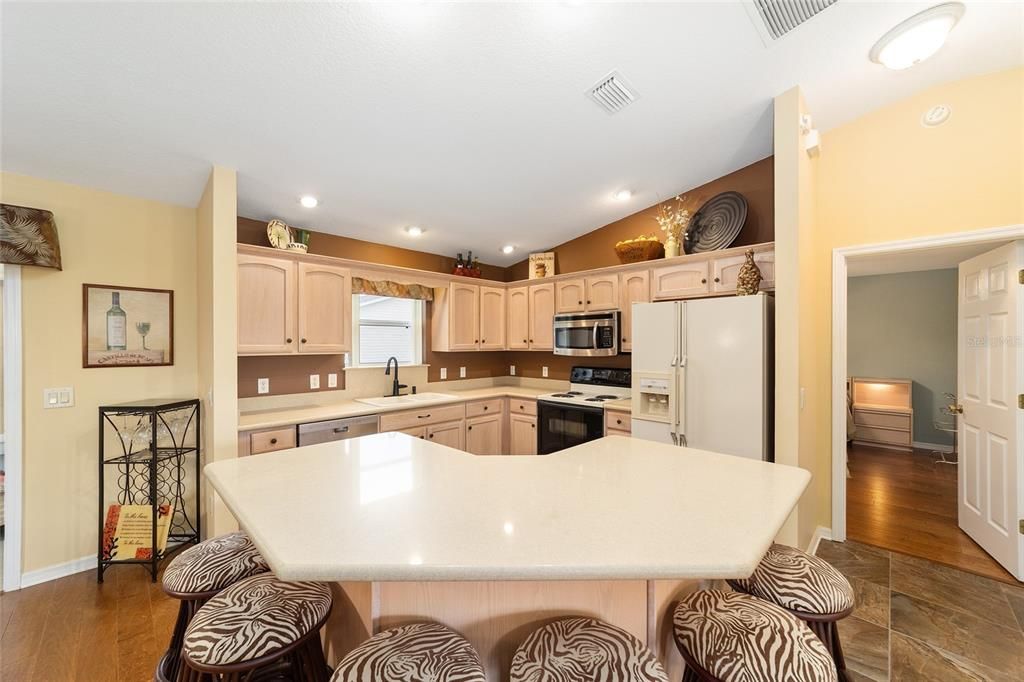 Под контрактом: $319,900 (3 спален, 2 ванн, 1392 Квадратных фут)