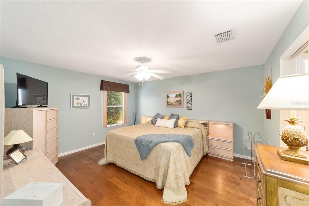 Под контрактом: $319,900 (3 спален, 2 ванн, 1392 Квадратных фут)