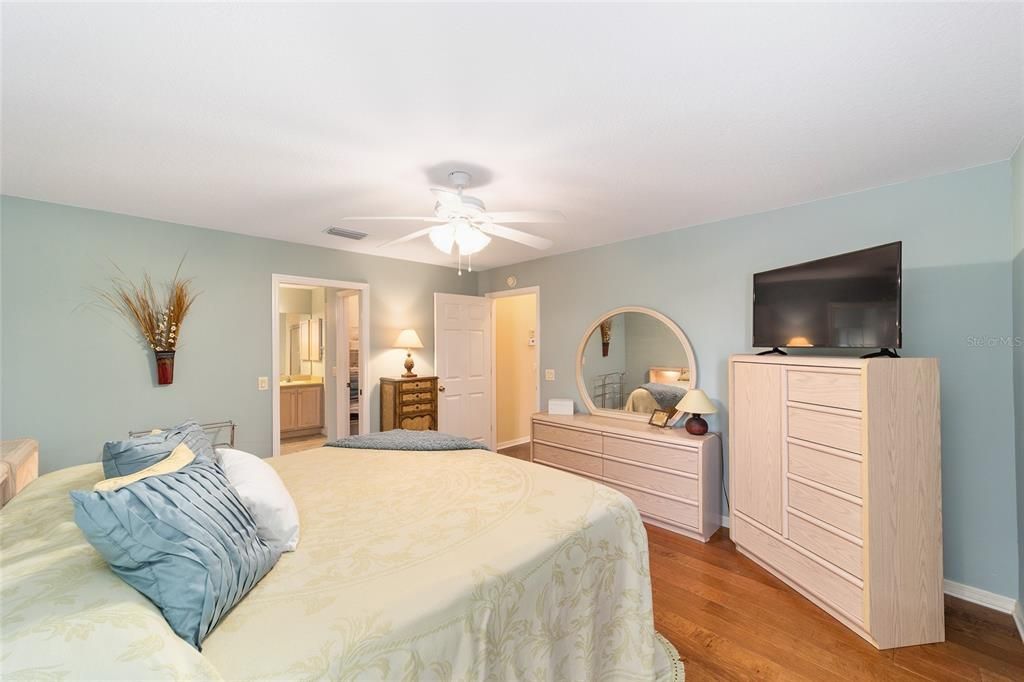 Под контрактом: $319,900 (3 спален, 2 ванн, 1392 Квадратных фут)